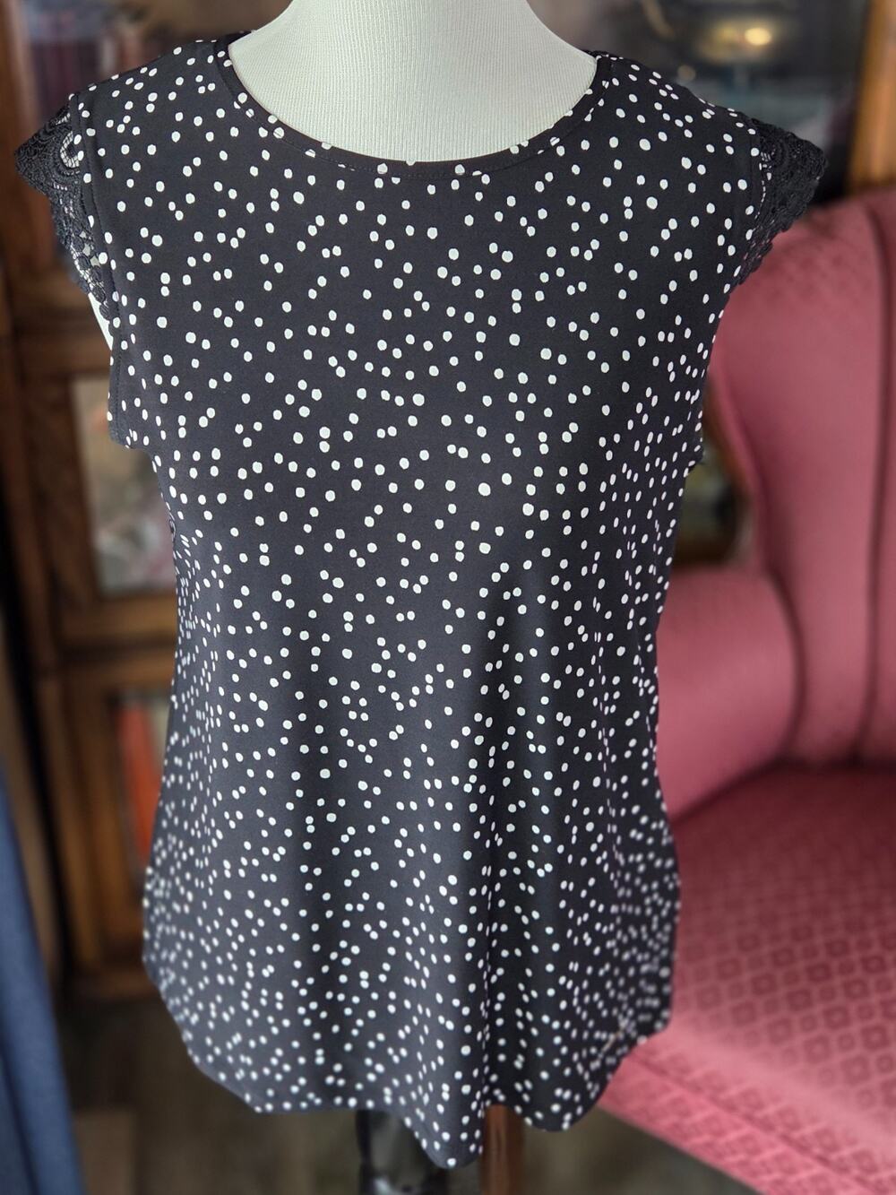 Anne Klein Black Polka Dot Knit Top Size S Crochet Lace Trim Cap Sleeve Blouse